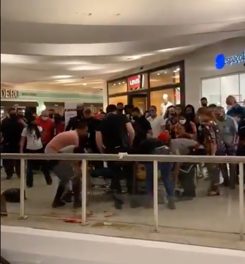 Mulher morre após ser esfaqueada dentro de shopping