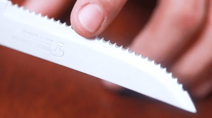 Homem é atacado a facadas por menina de 13 anos na orla da Ponta Negra