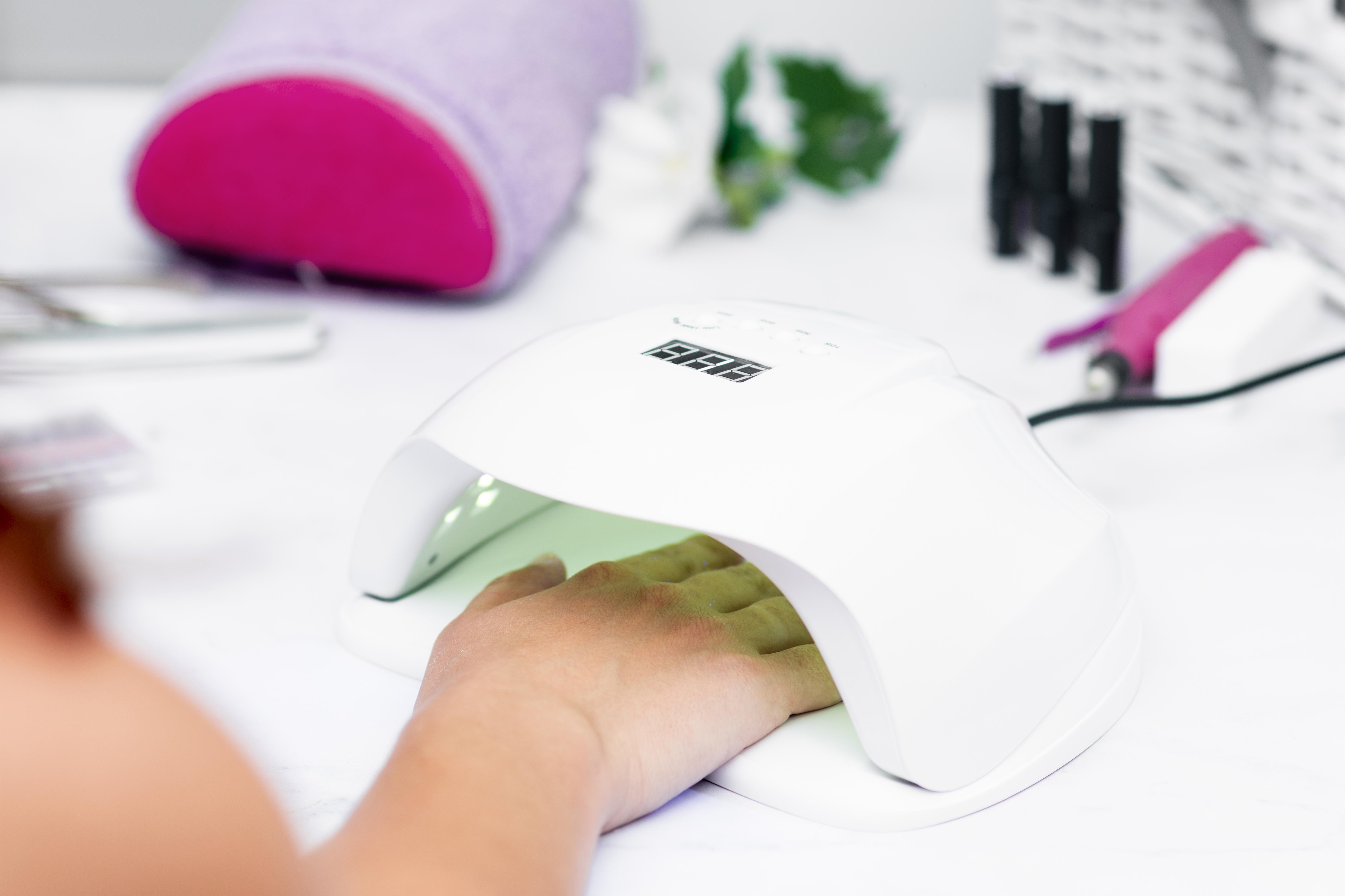 Anvisa proíbe substâncias em esmaltes em gel que podem causar câncer e infertilidade