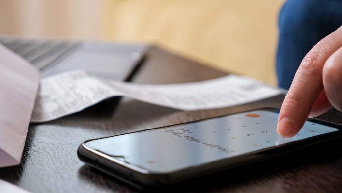 Cliente ganha indenização após perceber doação não autorizada em fatura telefônica