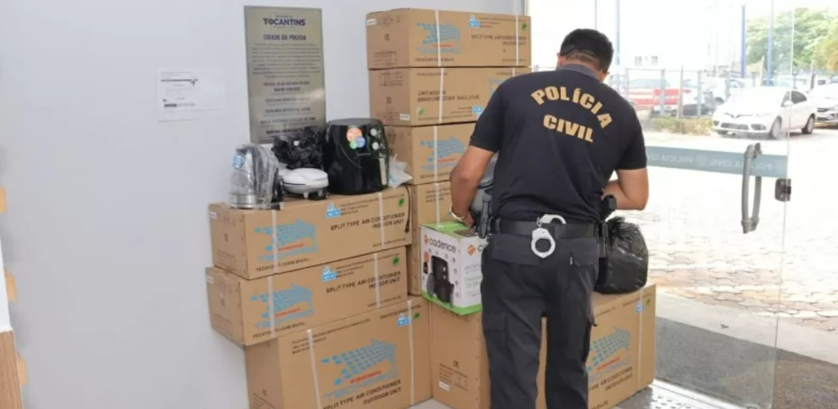 De ar-condicionado a grill, mulher é presa por furtar casa de amigos onde morava de favor