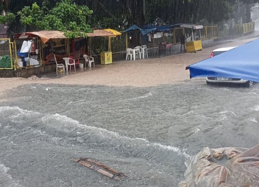 Chuva torrencial faz muro desabar e ruas alagarem em Manaus