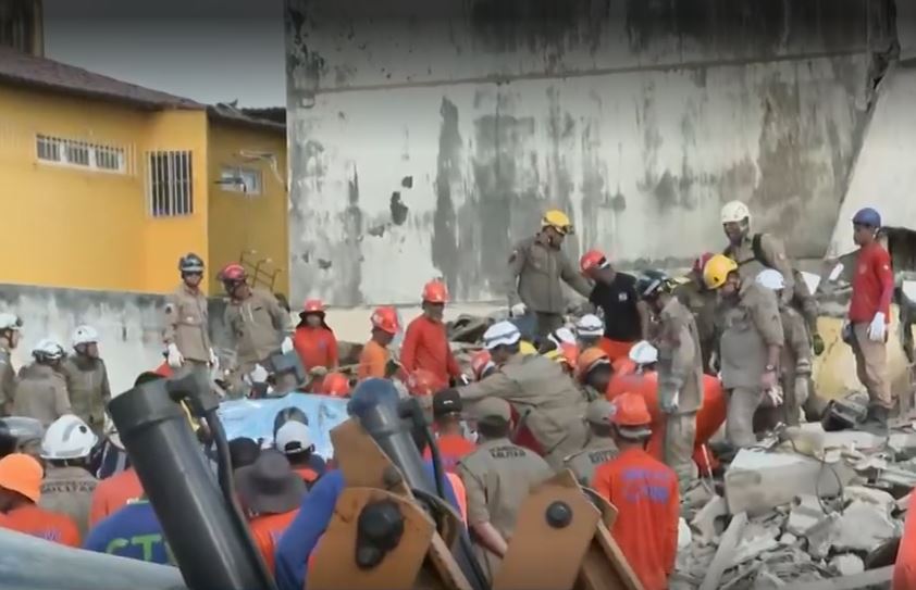 Após 8 horas soterrado, homem é resgatado com vida de prédio que desabou em Olinda