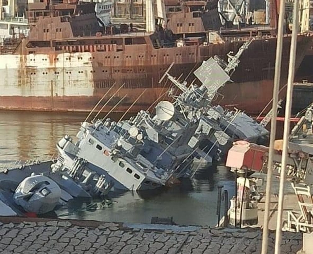 Maior navio de guerra da Ucrânia é afundado para evitar captura russa