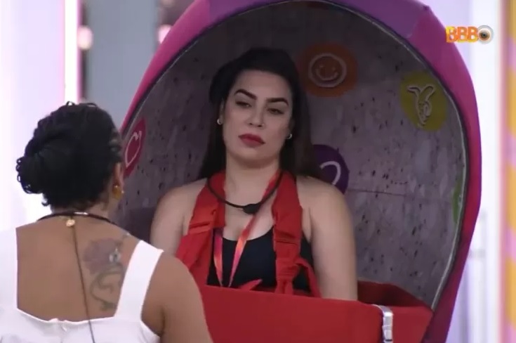 Naiara sugere a Linn que travestis não conseguem emprego por falta de coragem