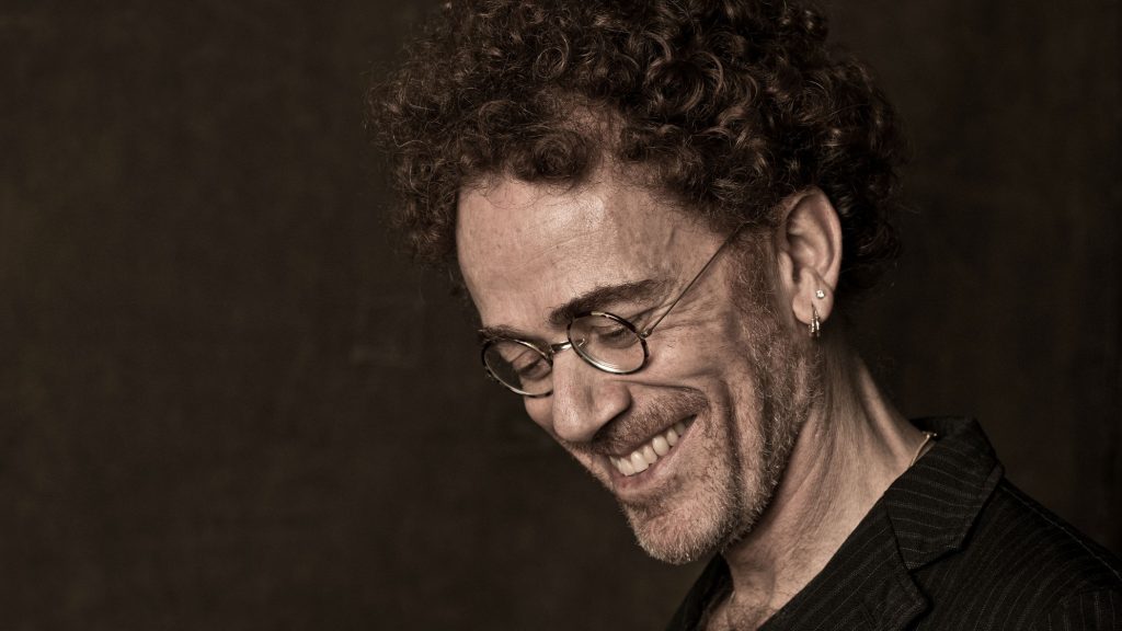 Campanha vai selecionar um fã para conhecer Nando Reis durante show em Manaus