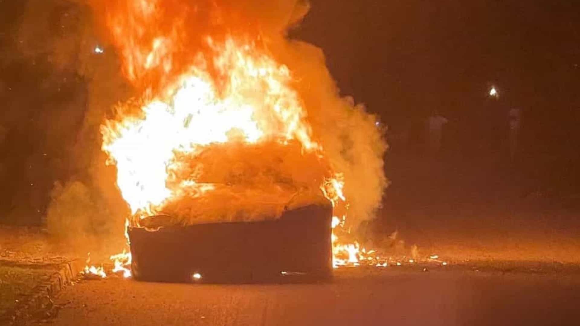 Carro da Tesla explode “do nada” enquanto o motorista estava dentro 