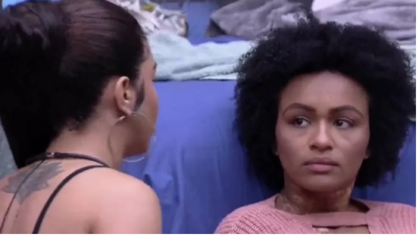 Maria pede desculpas a Natália após suposta agressão com balde no BBB22