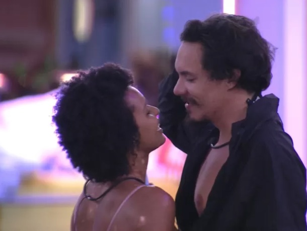 BBB22: Eliezer fica excitado ao beijar Natália