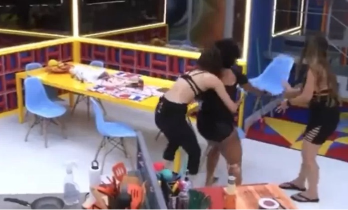 Natália surta e causa quebradeira no BBB22; veja vídeos