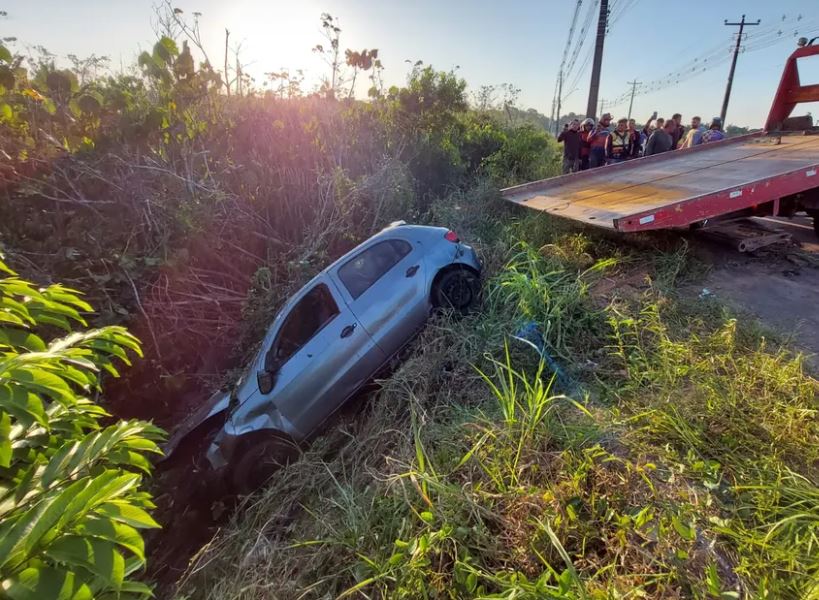 Casal fica ferido após carro capotar na AM-010 e cair em ribanceira