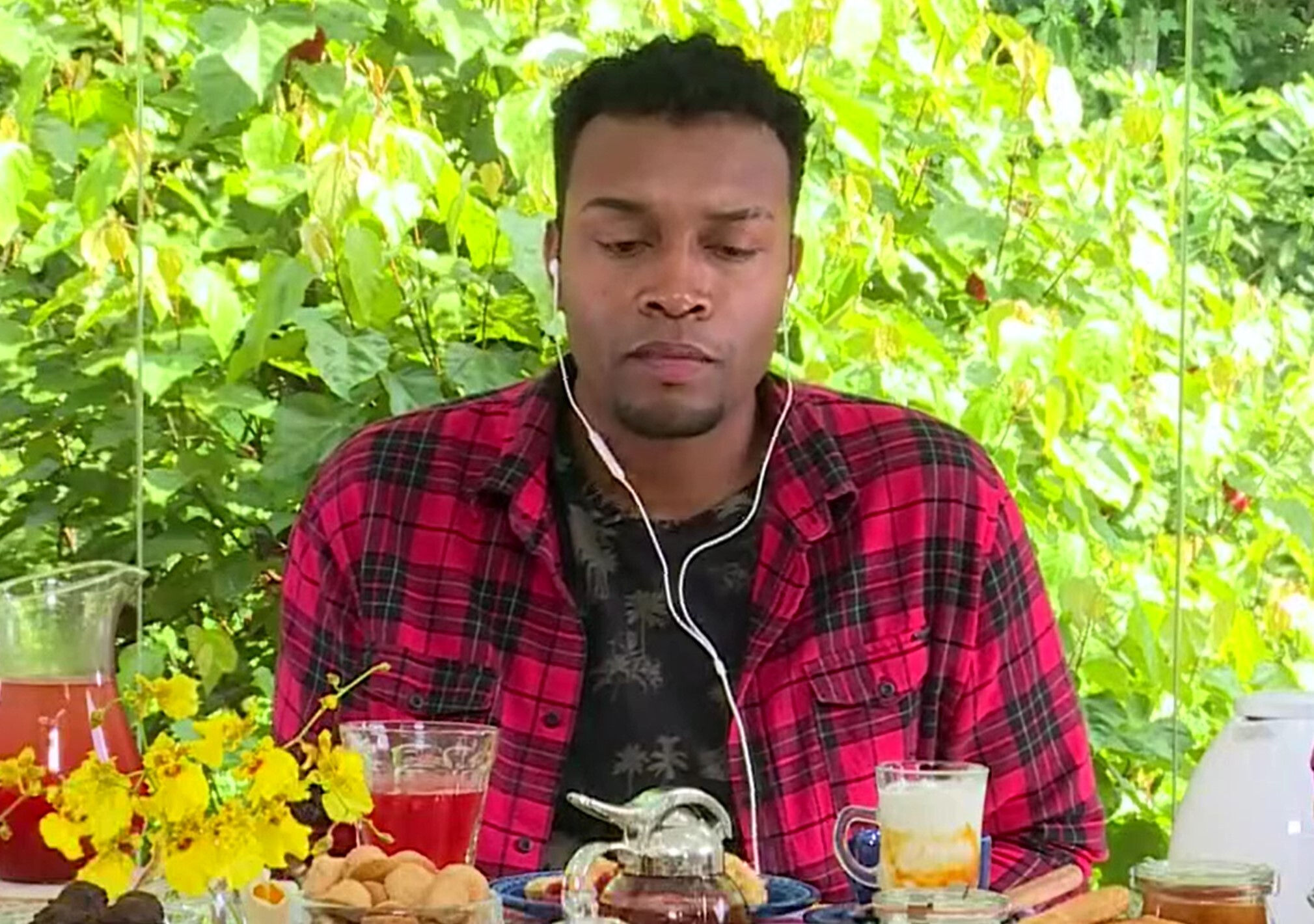 Nego Di afirma que filho não vai à escola devido a ataques