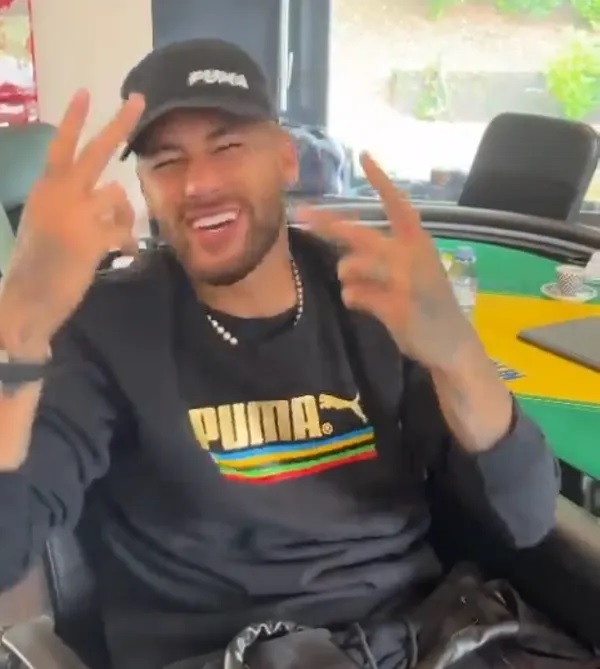 Neymar Jr. faz dancinha pedindo voto para Bolsonaro; vídeo