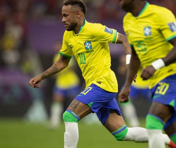 Neymar e Danilo fazem exames e ficam fora de treino da seleção brasileira