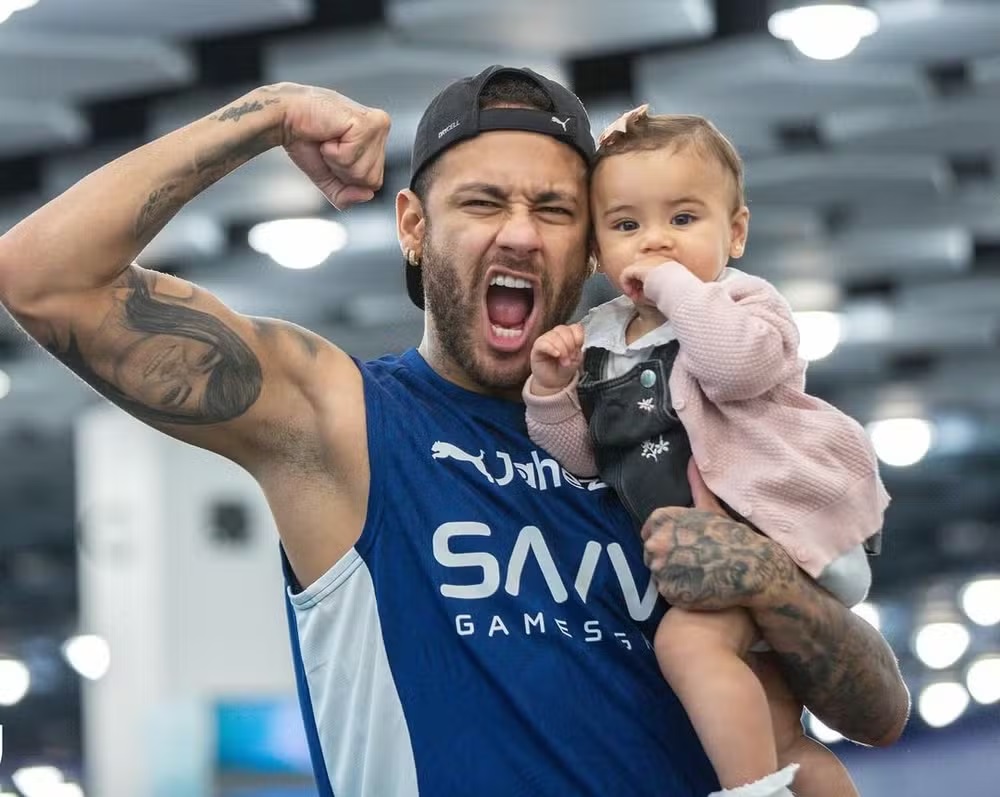 Neymar posa com Mavie na academia e encanta seguidores