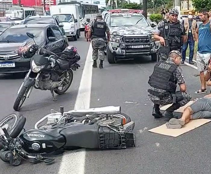 Casal fica ferido em acidente gravíssimo entre carro e moto na av. Torquato Tapajós