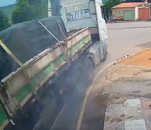 Vídeo mostra carreta de cimento invadindo casa onde mãe filha morreram