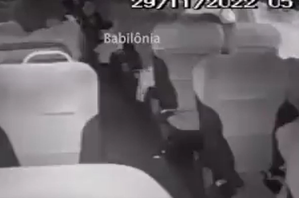 Vídeo mostra suspeita se aproximando de jovem que teve rosto cortado em ônibus