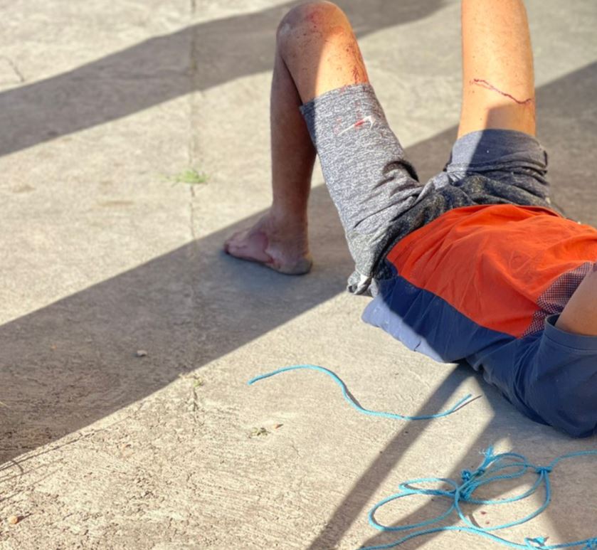 Homem é espancado e amarrado a poste ao tentar assaltar criança em Manaus