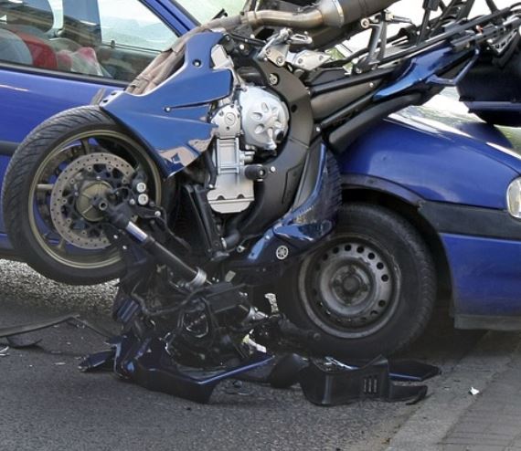 Adolescente morre ao ser atingido por carro enquanto pilotava moto em Manaus