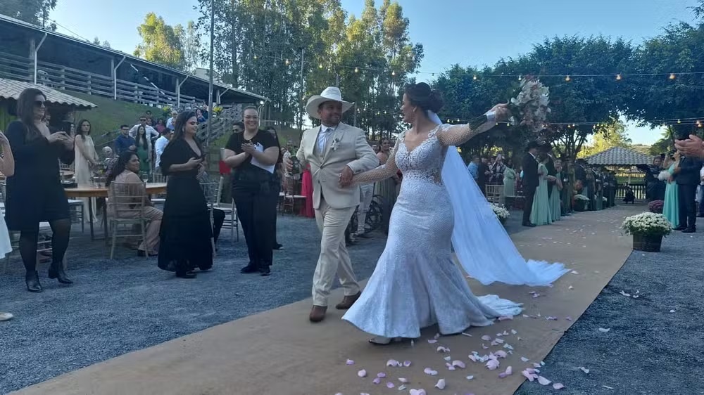 Casal que se conheceu após perder noivos em acidente no mesmo lugar se casa em MG