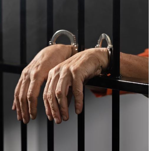 Homem finge ser pai de adolescente ao ser flagrado por estupro em Manaus 