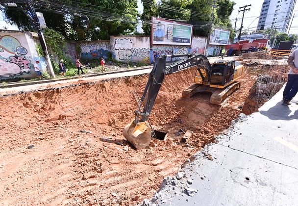Cratera aumenta em avenida de Manaus e obras não tem prazo para terminar