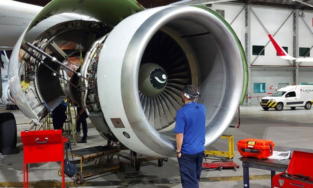 Companhia deve indenizar passageira que perdeu voo por manutenção em avião