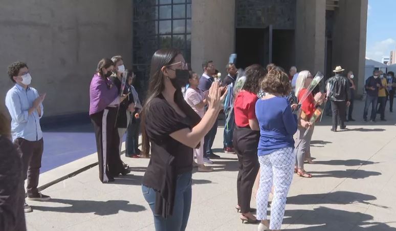 Funcionários fazem protesto e exigem demissão do presidente da Caixa por assédio