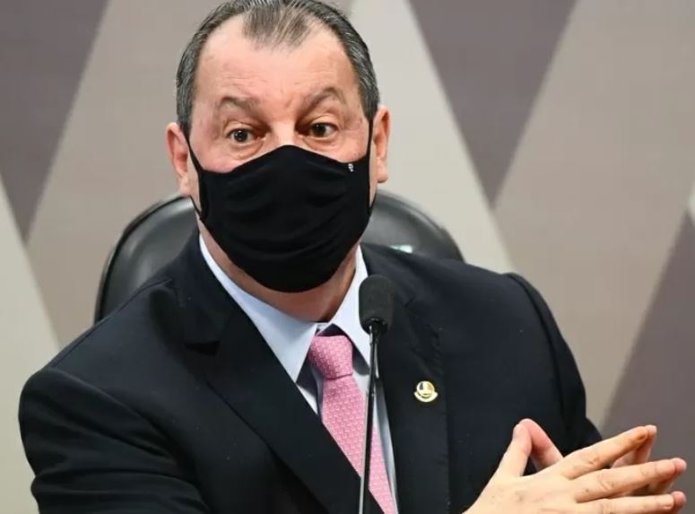 Omar Aziz diz que Governo ignorou compra de vacinas e insiste em cloroquina