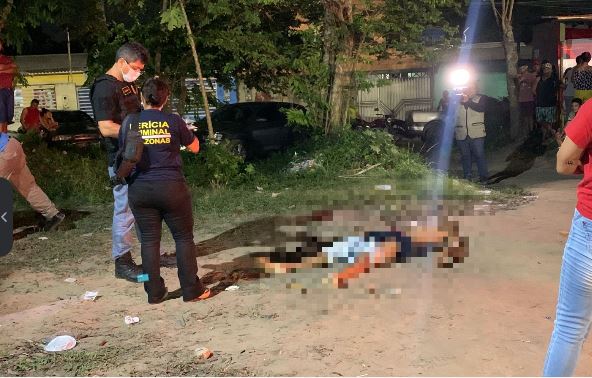 Homem é crivado de balas em campo futebol de Manaus