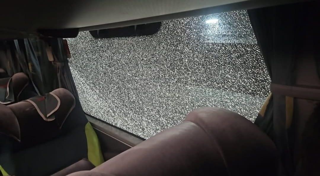 Ônibus do Maringá é apedrejado após eliminação do Athletico-PR no Paranaense