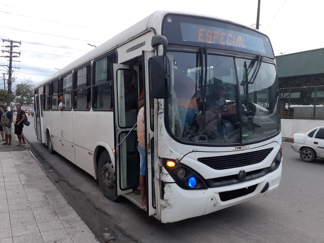 Ônibus clandestino é apreendido transportando passageiros em Manaus