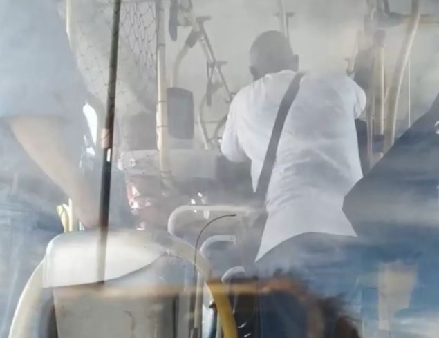 Passageira 'surta' e bate ônibus em muro ao tentar assumir controle do veículo