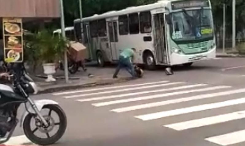 Vídeo: Motorista de ônibus espanca mototaxista em briga de trânsito em Manaus