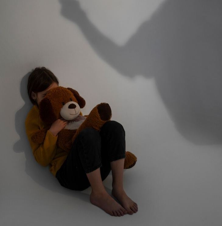 Pai é preso por estuprar filho de 9 anos e filmar abusos em Manaus