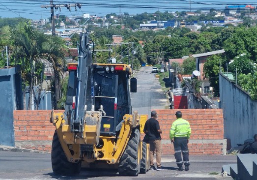 Moradores erguem muro no meio da rua para conter invasores no Águas Claras