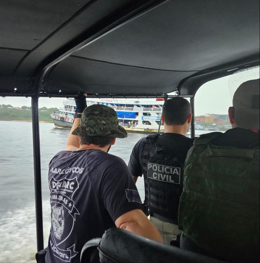 Operação da PC apreende barco recheado de drogas em Coari; 3 foram presos