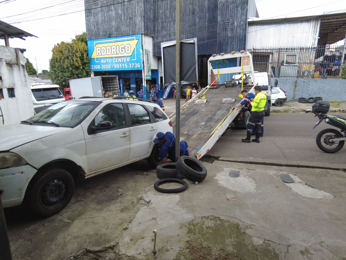 Sucatas e carros em calçadas são removidos durante operação em Manaus