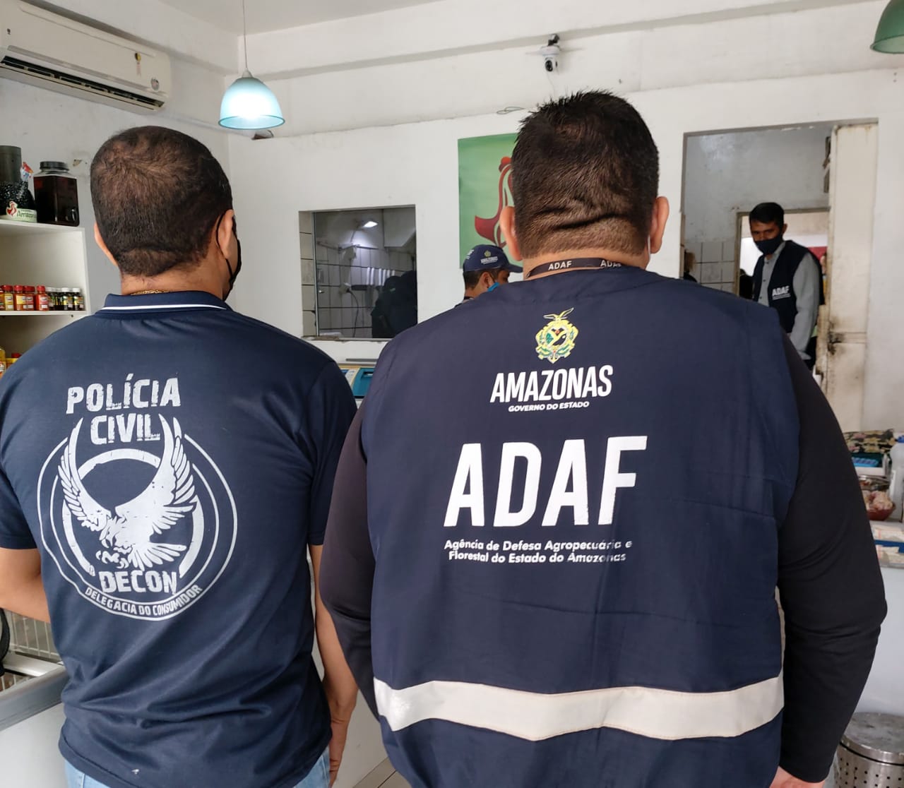Mais de 400 kg de produtos que apresentam riscos à saúde são apreendidos em Manaus