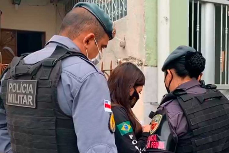 Mulher mantida presa e vigiada por câmeras pelo marido é resgatada em Manaus