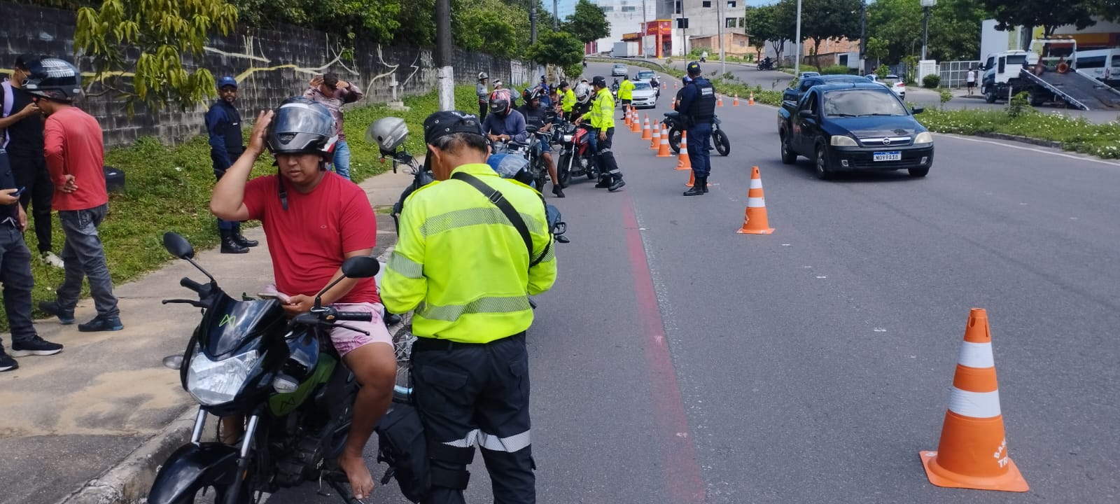 Operação Cavalo de Aço aborda quase 500 motos e prende foragido em Manaus