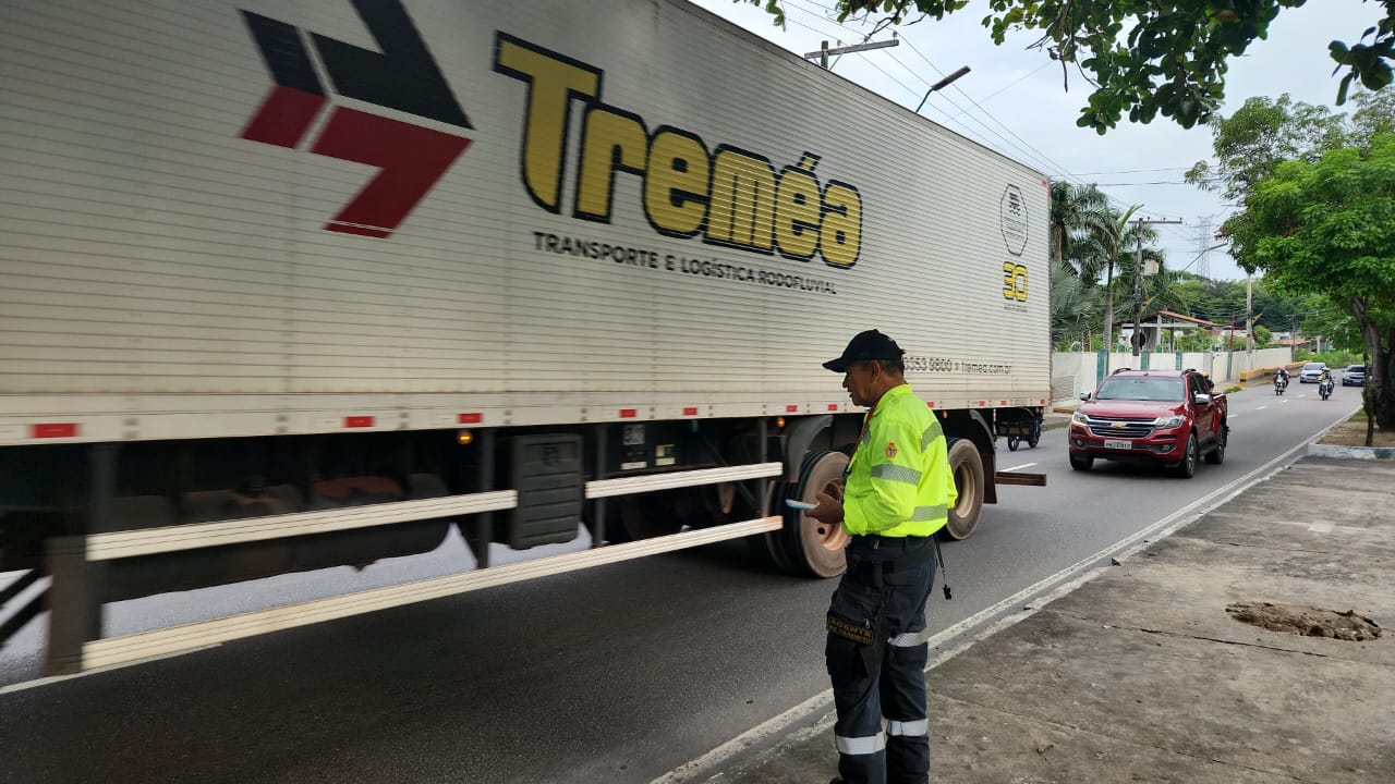 Caminhões são multados por trafegarem em faixa proibida em Manaus