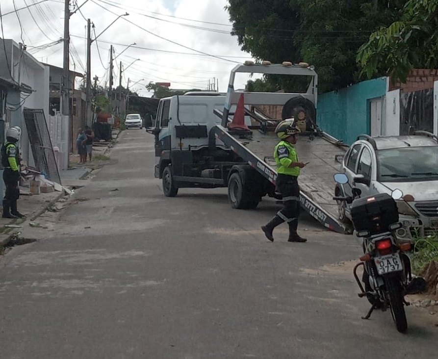Sucatas de veículos abandonados são removidos de ruas em Manaus