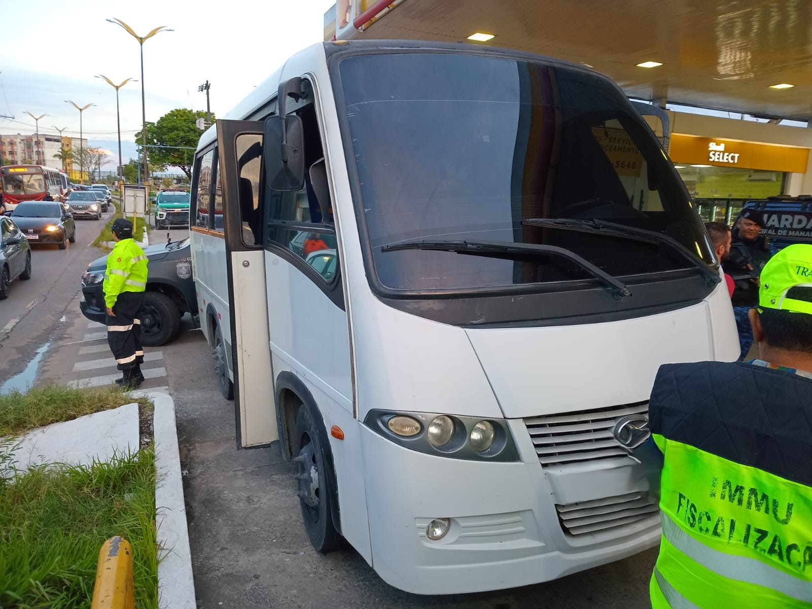 Ônibus lotados e sem segurança são apreendidos na zona Leste de Manaus