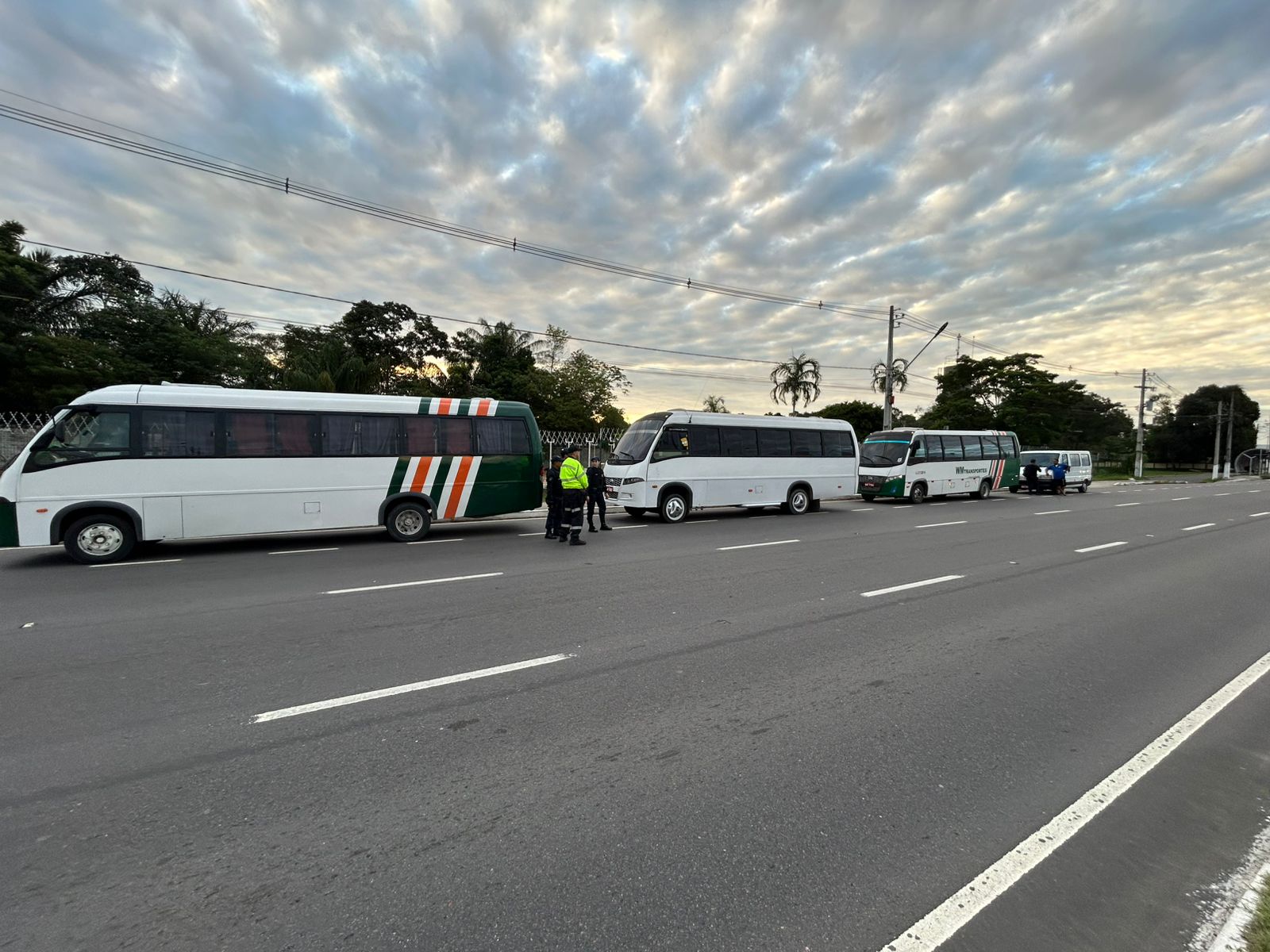 Cinco veículos são autuados por transporte clandestino na avenida do Turismo