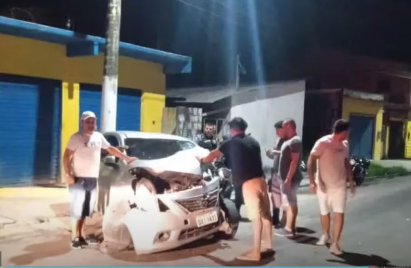 Acidente: Carro invade cruzamento e arremessa veículo contra comércio no Amazonas