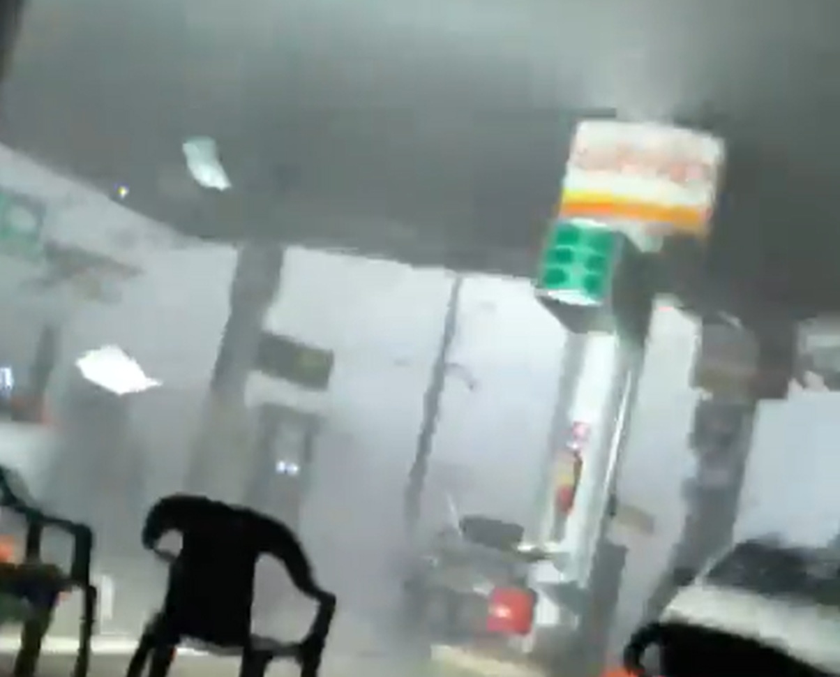 Cidade devastada por tornado tem 2 mil sem luz e 32 pessoas internadas  