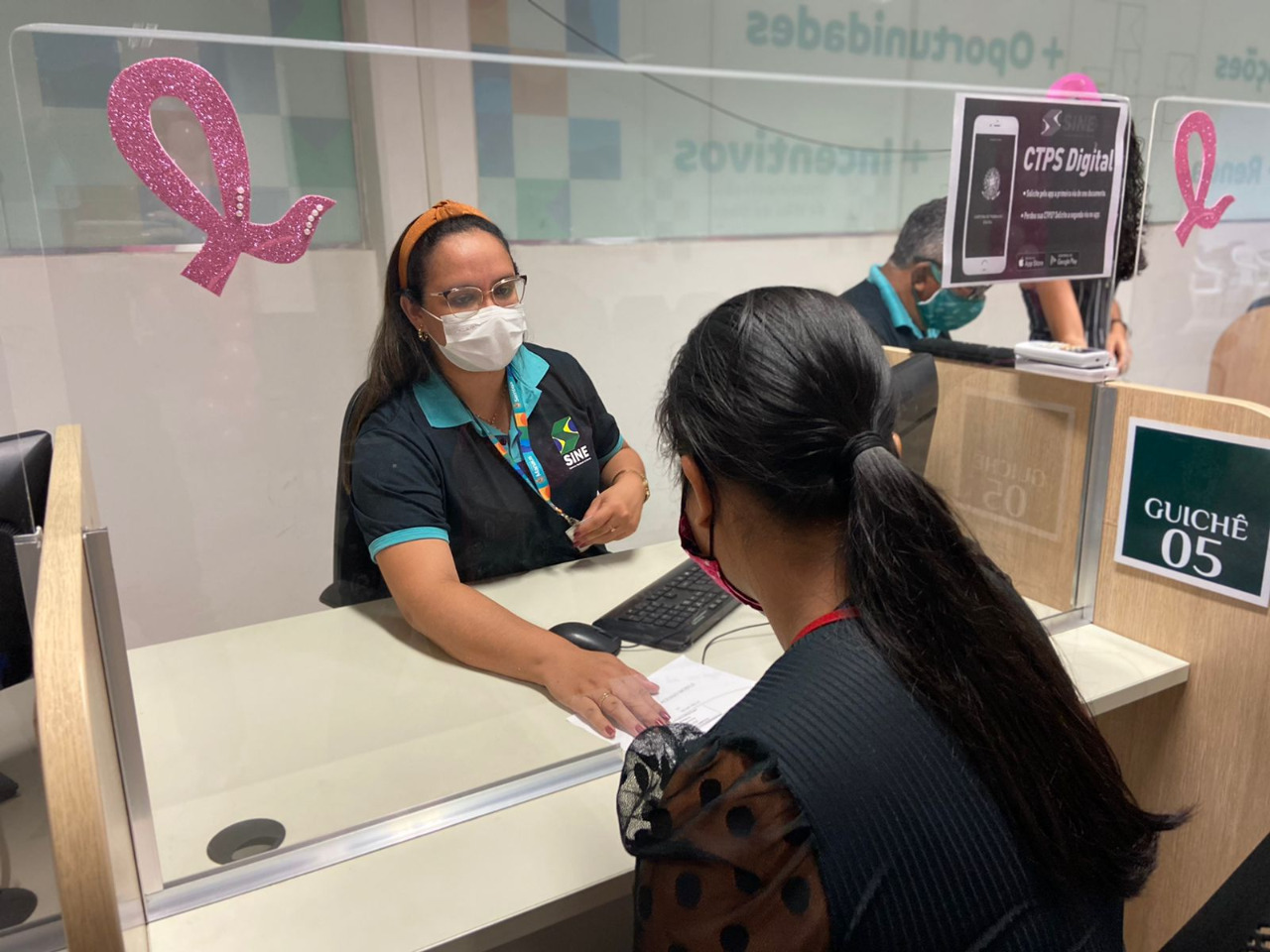  'Outubro Rosa’ no Sine Manaus e atende mulheres com serviços de saúde   