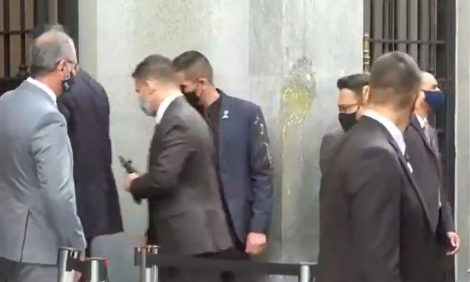 Manifestante arremessa ovo em comitiva de Bolsonaro em São Paulo 